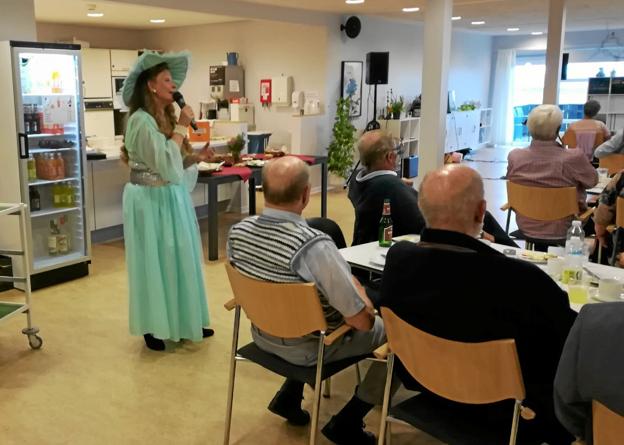 Inge Marie Nielsen leverede den musikalske underholdning ved sensommerfesten på Fjordparken. Privatfoto