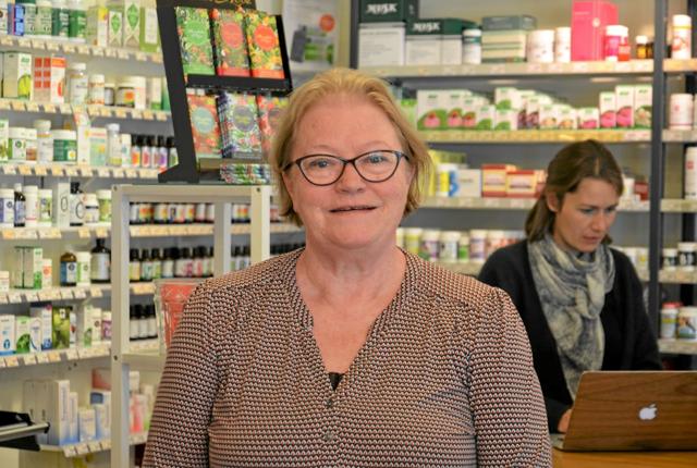 Ketty Nielsen kan snart fejre 10 år i spidsen for Helsam i Hobro. I baggrunden ses Stefanie Groß, der er kosmetolog i butikken.