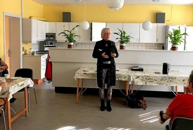 Barthe Holst i gang med sit foredrag hos Ældre Sagen i Løgstør. Privatfoto