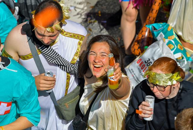 Den gennemsnitlige karnevalsdeltager er under 26 år - og så sidder pengene tilsyneladende løst. Arkivfoto: Jesper Thomasen