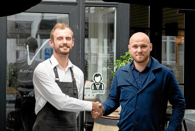 Restaurantchef hos Bistro V Hjørring, Christian Larsen og Casper Glinvad fra Team Waiteer er klar til at sende lækkert mad direkte ud til Hjørrings borgere. 	PR-foto