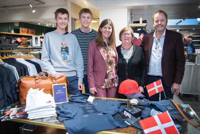 Familien samlet - sønnerne Jonas og Mathias, Anette Jørgensen, Anny Jørgensen og Jesper Kjær Madsen. Foto: Bente Poder