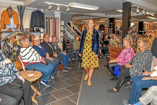 Mandag aften var der modeshow hos Kirsten Kjær i hovedgaden i Løgstør, hvor lokaler modeller præsenterede tøj, sko, frisurer og hudplejemidler. Foto: Mogens Lynge