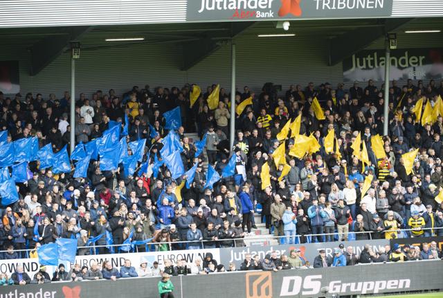 På klimavenlig manér genbrugte fanklubben Hobro Yellow Vikings de 52 gule og blå plastikflag, som Brøndbyfans lod ligge efter besøget på DS Arena 11. august. Foto: Peter Mørk