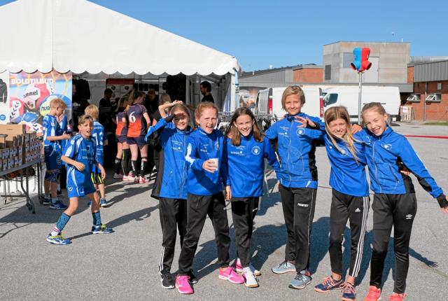 Norske piger fra IL Høvdingen i Sør er klar til at gå på indkøb i Sportmasters telt med det store udvalg i sportstøj. Foto: Niels Helver