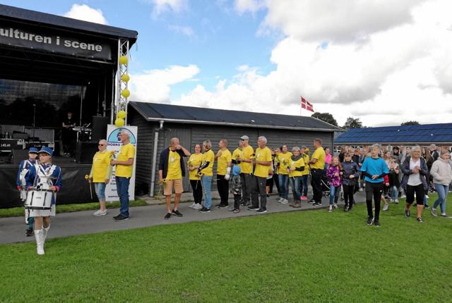 I år var der 15 æresgæster, der iførte sig den gule t-shirt som symbol på, at de på et tidspunkt er blevet mødt af ordene: ”Du har kræft”. Foto: Privat