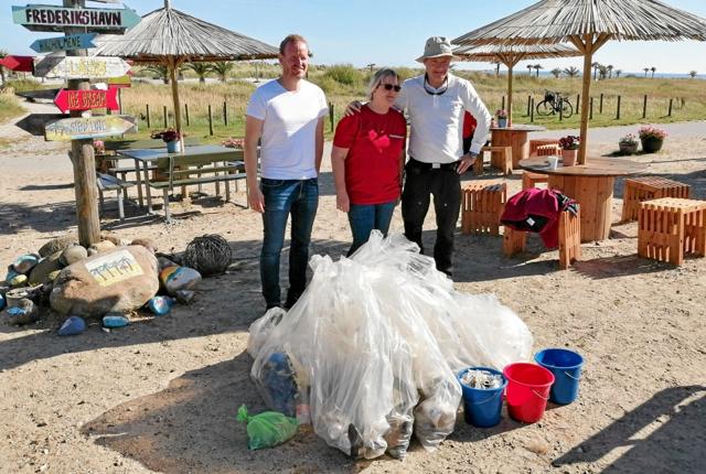 Elvin, Anne Mette og Michael var godt tilfredse med dagens indsamling af affald. Foto: Havheksen