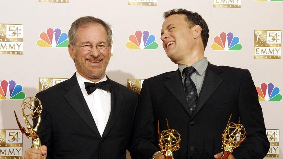 Steven Spielberg (til venstre) and Tom Hanks (til højre) har modtaget flere Emmy-priser for deres miniserie "Band of Brothers", som skildrer militærenheden Easy Companys bedrifter under Anden Verdenskrig. Enhedens sidste overlevende, Bradford Freeman, døde søndag i en alder af 97 år. <i>Lee Celano/Ritzau Scanpix</i>