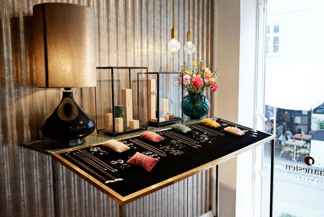 Firmaet har i forvejen butik i tre andre byer, smykkebordet her står i forretningen i København. PR-foto