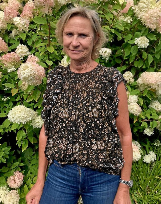 Anne Mette Stouby hædres med Dronningens Fortjenstmedalje efter 40 år som lærer i folkeskolen. Hun beskrives som dygtig og pligtopfyldende og har forståelse for elever med særlige udfordringer. ?Privatfoto