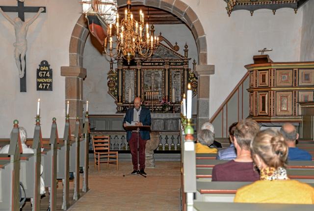 Sognepræst Lars Lyngberg-Larsen fortalte om salmedigteren Jakob Knudsen, som var født og opvokset i Aggersborg Præstegård. Foto: Mogens Lynge