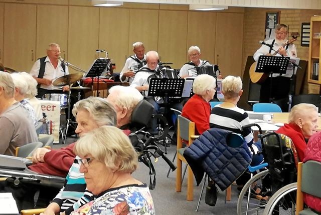 Fem musikere fra Fræer Harmonikaklub leverede musikken til fællessangen på Nørager Ældrecenter. Privatfoto: Ole Holm