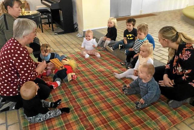 Organist Anette Bæk har ikke problemer med at fange børnene opmærksomhed til Babysalmesang i Østervrå Kirke. Foto: Privat