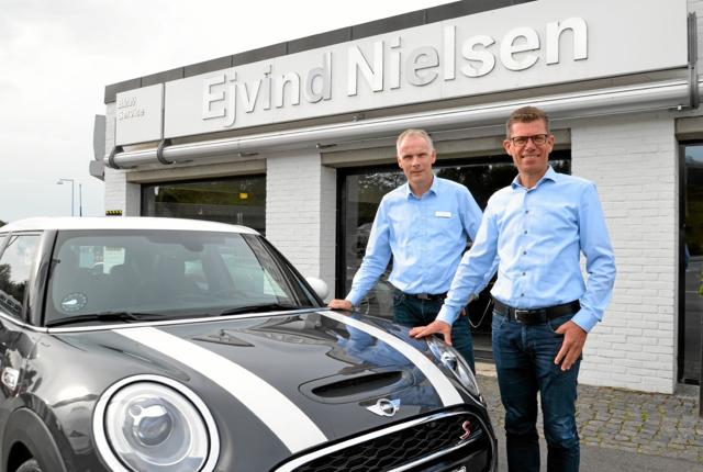 Jens Kjeldgaard, værkstedschef, og Søren Bjerregaard, direktør/indehaver, er stolte af, at Ejvind Nielsen Automobiler Hobro A/S nu har fået Mini-service. Foto: Jesper Bøss