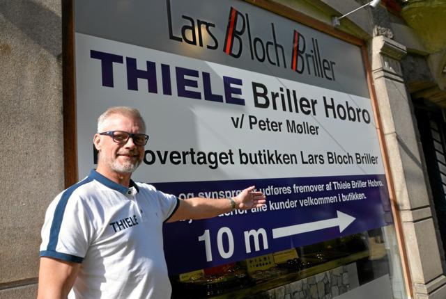 Peter Møller viser vejen. Fremover skal hidtidige kunder hos Lars Bloch Briller Hobro lige 10 meter længere ned af Adelgade.Foto: Jesper Bøss