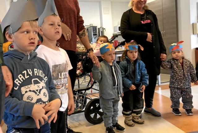 Børn og pædagoger fra Gedsted Børnehus gæsteoptræder for beboerne på Plejecenter Søndervang. Privatfoto