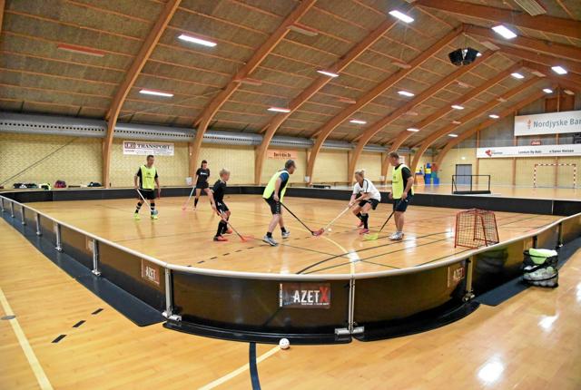 Lendum Ungdoms Gymnastik og Idrætsforening har indkøbt en floorballbane i fuld størrelse samt træningsudstyr til 20 børn og 20 voksne. Banen blev indviet sammen med Sindal Dragons i tirsdags. Foto: Niels Helver