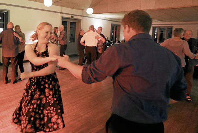 Mange fik rørt dansemusklerne på en festlig aften i forsamlingshuset. Foto: Allan Mortensen