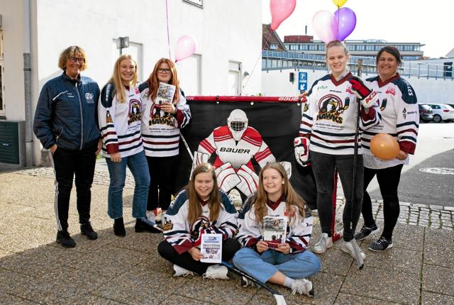 Hockeypigerne fra FIK jagtede flere spillere. Foto: Michael Madsen