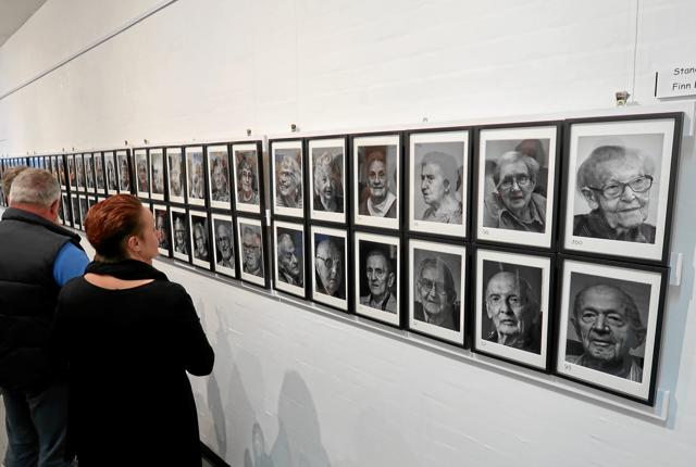 Finn Kruses sort-hvide portrætter af 101 borgere fra hele Jammerbugt flytter nu fra Øland til Pandrup, hvor de udstilles i kommunens administrationsbygning på Lundbakvej 5 fra 18. september til 11. oktober. Foto: Ejgil Bodilsen