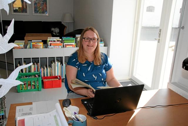 Nettie Nielsen hjælper til med at registrere bøgerne i Ingstrup Bogby. Foto: Flemming Dahl Jensen