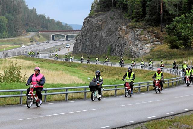 Sådan ser det ud, når 45 veteranknallerter fra Vesthimmerland kører i kortege gennem Sverige. Privatfoto