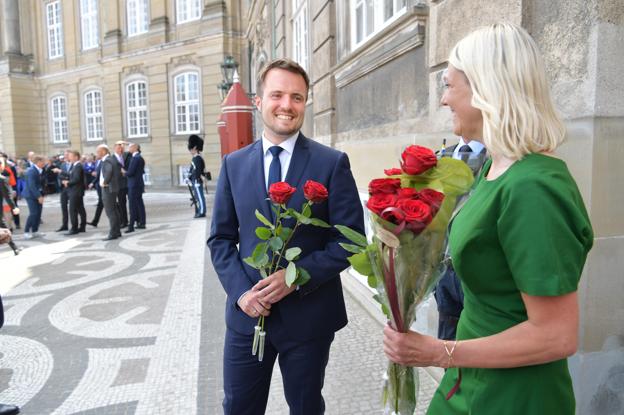 Erhvervsminister Simon Kollerup (S) gør klar til at uddeler årets landdistriktspris. Her ses han på Amalienborg Slotsplads lige efter den officielle udnævnelse hos Dronningen. Foto: Claus Søndberg