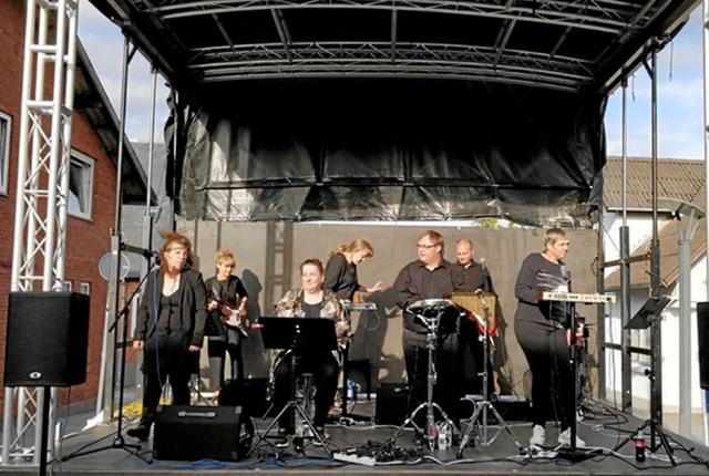 Torsdag 12. september er rockbandet Genlyd klar med udgivelsen af cd’en »Den mørke mur«, som præsenteres ved et releaseparty på Chenillen i Skovsgaard. Billedet er fra bandets optræden ved høstfesten i Brovst 30. august. Privatfoto