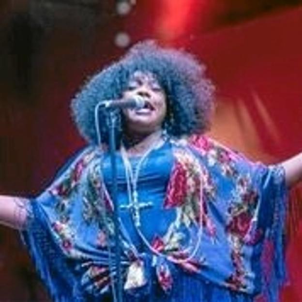 Thornetta Davis (1963) Blues og soul sangerinde. I 2018 modtog Thornetta den prestigefyldte franske La Academie du Jazz Award for ”Best Blues Album. Søndag 3. november gæster hun og flere andre af stjernerne fra bluesfestivalen Frederikshavn Kirke.