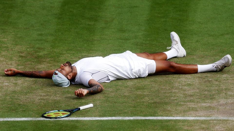 Nick Kyrgios kastede sig i græsset, da billetten til semifinalen ved Wimbledon var i hus. <i>Paul Childs/Reuters</i>
