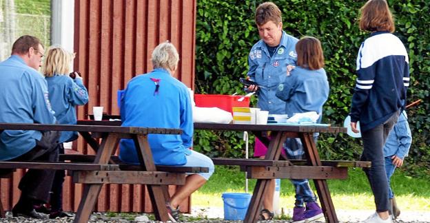 FDF i Øster Hurup arrangerede legedag ved turistkontoret. Her kom børn og voksne, som man fik en snak med. Stående kredsleder Heidi Bersang Hansen, der lige tjekker en besked på mobilen. Foto: Ejlif Rasmussen