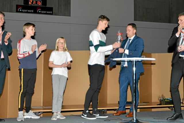 Årets spiller U14 1. div drenge Thomas Zimmer Hedegaard modtog en sweatshirt. Foto: Mogens Lynge