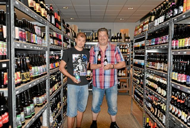 Søren og Frank står lørdag klar med øl i lange baner, når der er Øl-festival. Foto: Jesper Bøss