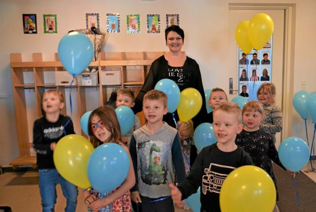 Kari Lykke Brøndum, børnehaveleder, sammen med glade børn. Foto: Jesper Bøss
