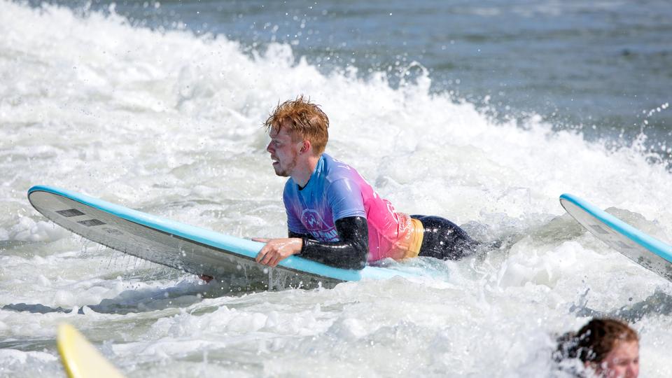 Surfing er over de seneste mange år blevet mere og mere populært. Og selvom der ved Cold Hawaii findes mange dygtige surfere, så er der også plads til nybegyndere, der vender våddragten forkert og hverken har styr på sig selv, brættet eller bølgerne. <i>Foto: Bo Lehm</i>