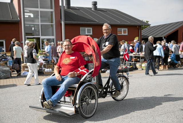 Svend Larsen på en af Ældre Sagens cykler sammen med Preben Nielsen som også er pilot. Foto: Michael Madsen