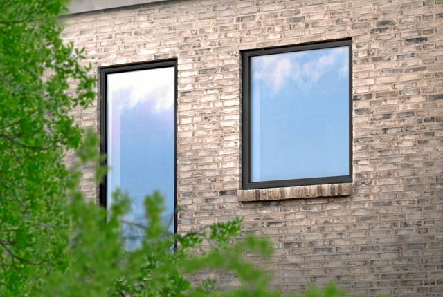 Det nye træ/alu-vindue er med 3-lags glas, energimærke A og har en Eref-værdi på +23,9 kWh/m² pr. år. Det kan fås i alle vinduesproducentens ti standardfarver og har desuden ti års garanti. PR-foto.