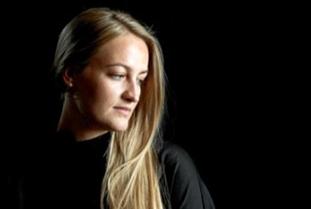 Amalie, som har fået sin musikalske opvækst i Frederikshavn, skriver og synger sin egen dansk-sprogede popmusik med stor succes