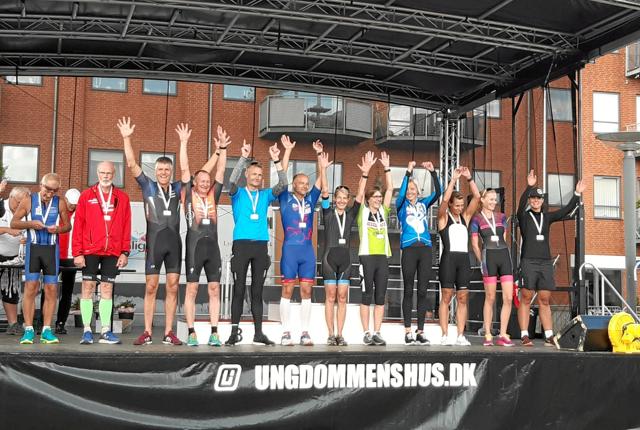 Alle Danmarksmestrene i Triatlon 2019, mænd og kvinder, i de forskellige aldersgrupper. Der er Michael nr 3 fra venstre, med det store smil.