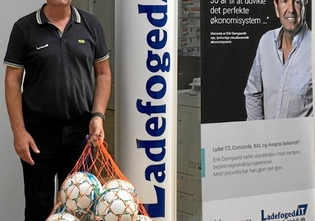 Preben Ladefoged har skænket nye fodbolde til Visborg IF så de kom godt i gang med den nye sæson. Foto: Privat.