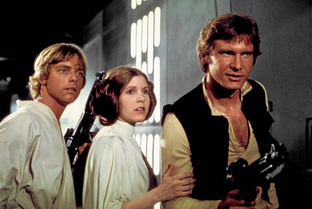Skuespilleren Harrison Ford (th) spiller helten Han Solo, og her klarer han en faretruende situation i selskab med Leia Organa (skuespiller Carrie Fisher) og Luke Skywalker (skuespiller Mark Hamill). Filmfoto: Star Wars