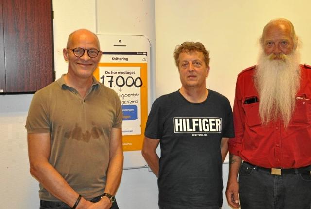 Lars Bom, Per Værum Mikkelsen & Erik Brandt foran donationen fra Velliv.