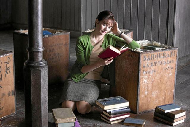 Hovedrollen i The Bookshop spilles af Emily Mortimer, som her ses i en scene fra filmen. Foto: Hans Jørgen Callesen