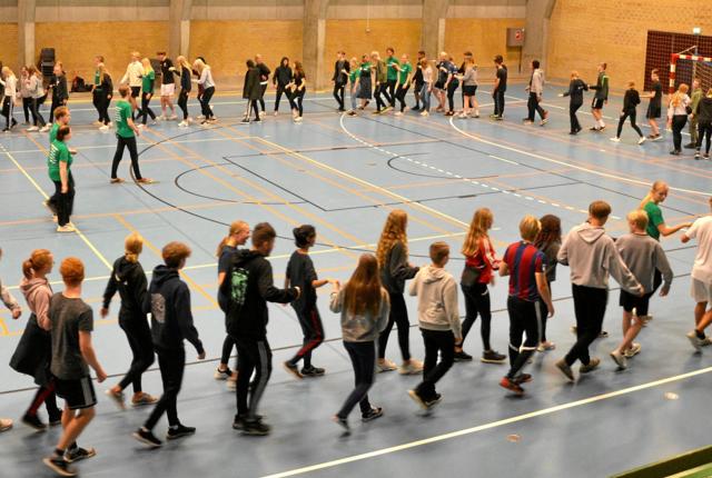 Der blev skruet op for tempoet i Hobro Idrætscenter, hvor tutorerne bød op til irsk inspireret fællesdans med de 200 nye elever. Privatfoto