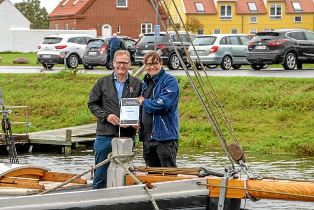 Her overrækker direktør Klaus Frederiksen en donation på kr. 20.000 til museumsdirektør Anders Bloksgaard om bord på Kirstine, som deltager i starten på Maritim Festival. Foto: Mogens Lynge