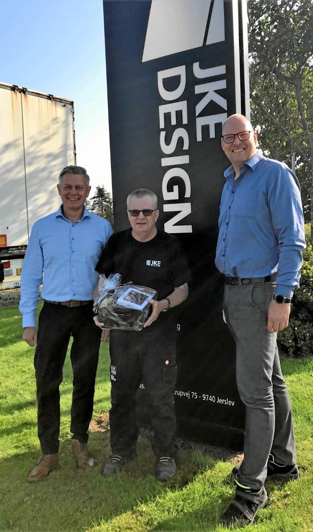 Claus Beier, adm. direktør, Oskar Nielsen, 45-års jubilar og Mads Radoor Sørensen produktionsdirektør, alle hos JKE. Privatfoto
