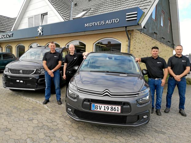 Hos Midtvejs Auto er hele staben på værkstedet klar til at servicere Citroën-kunder på lige fod med Peugeot. På billedet ses fra venstre værkfører Per Albrechtsen, daglig leder Michael Buchholdt, adm. direktør Klaus Andersen og værkfører Brian Vadmand. PR-foto