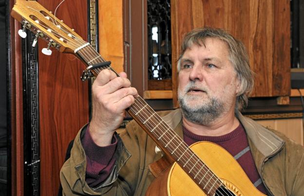 Knud Høirup har guitaren med, når han optræder i Løgstør Kirkes glasfoyer på fredag ?Foto: Heine Pedersen
