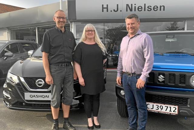 Claus Nielsen (th.) sælger sin virksomhed H. J. Nielsen Automobiler til de to mangeårige medarbejdere Lene Pedersen og Brian Jensen. Privatfoto