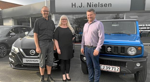 Claus Nielsen (th.) sælger sin virksomhed H. J. Nielsen Automobiler til de to mangeårige medarbejdere Lene Pedersen og Brian Jensen. Privatfoto